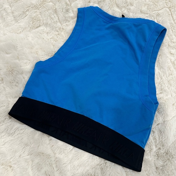 Gently used XS Nike Air cropped workout top with 3/4 zipper and Nike Air band - Picture 4 of 5